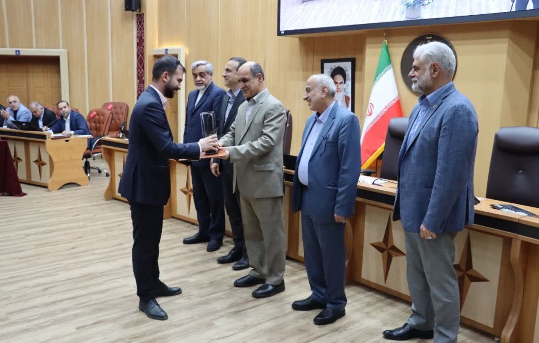 تجلیل از ۲۲ واحد صنعتی و معدنی نمونه استان/ رشد ۵۳۰ درصدی سرمایهگذاری صنعتی در استان