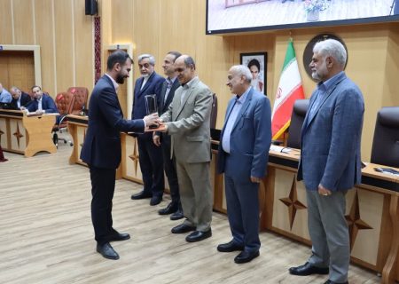 تجلیل از ۲۲ واحد صنعتی و معدنی نمونه استان/ رشد ۵۳۰ درصدی سرمایه‌گذاری صنعتی در استان