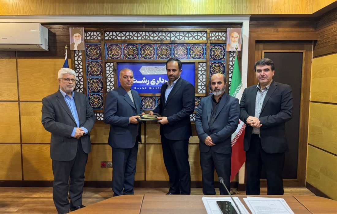 سرمایه گذاری بخش خصوصی در تالاب گردشگری عینک/انعقاد قرارداد سرمایه گذاری ساخت، مالکیت و بهرهبرداری از “کشتی مهتاب” و “قایق آبی” در پهنه آبی تالاب عینک