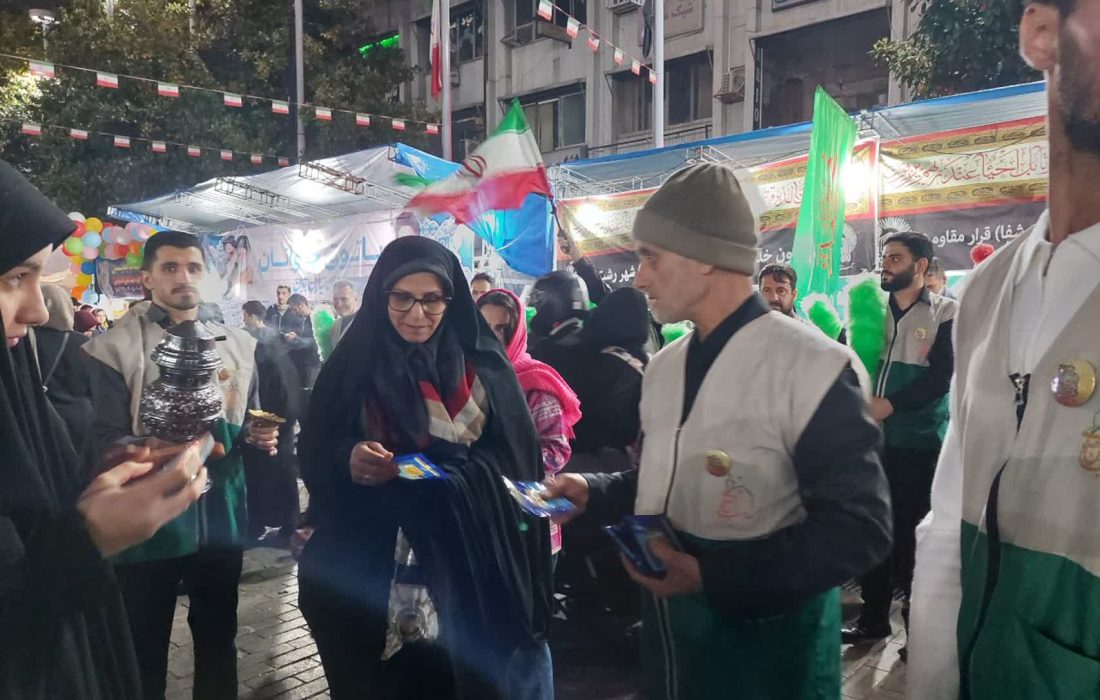 توزیع متبرکات حرم رضوی در اجتماع شب میلاد امام رضا(ع) در رشت