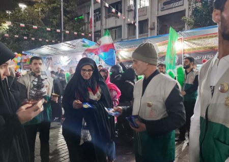 توزیع متبرکات حرم رضوی در اجتماع شب میلاد امام رضا(ع) در رشت