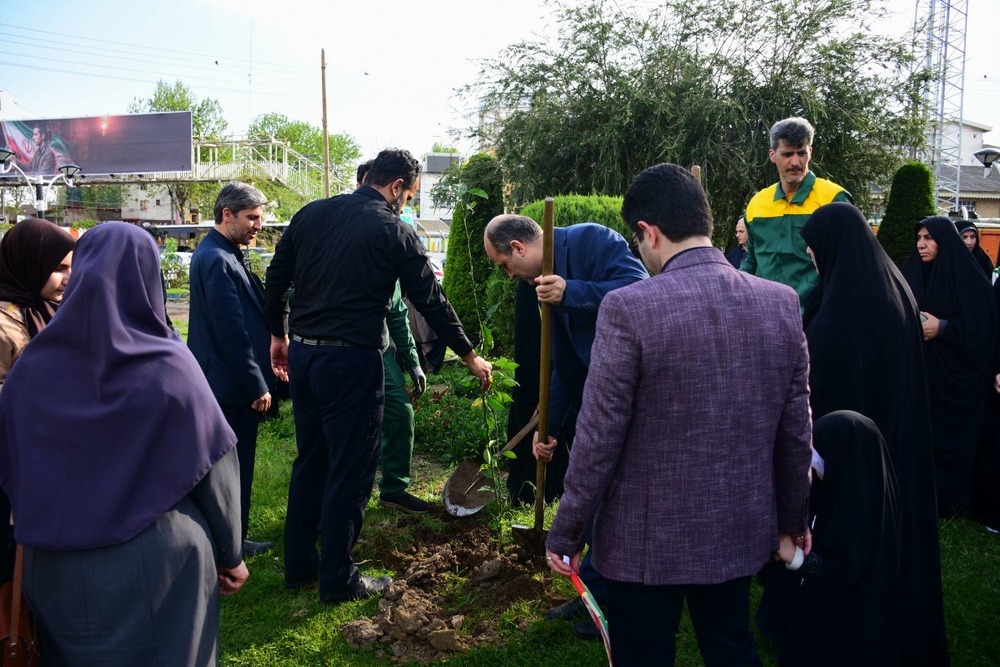 کاشت ۱۶۸ اصله نهال در رشت به یادشهدای دانش آموز میناب